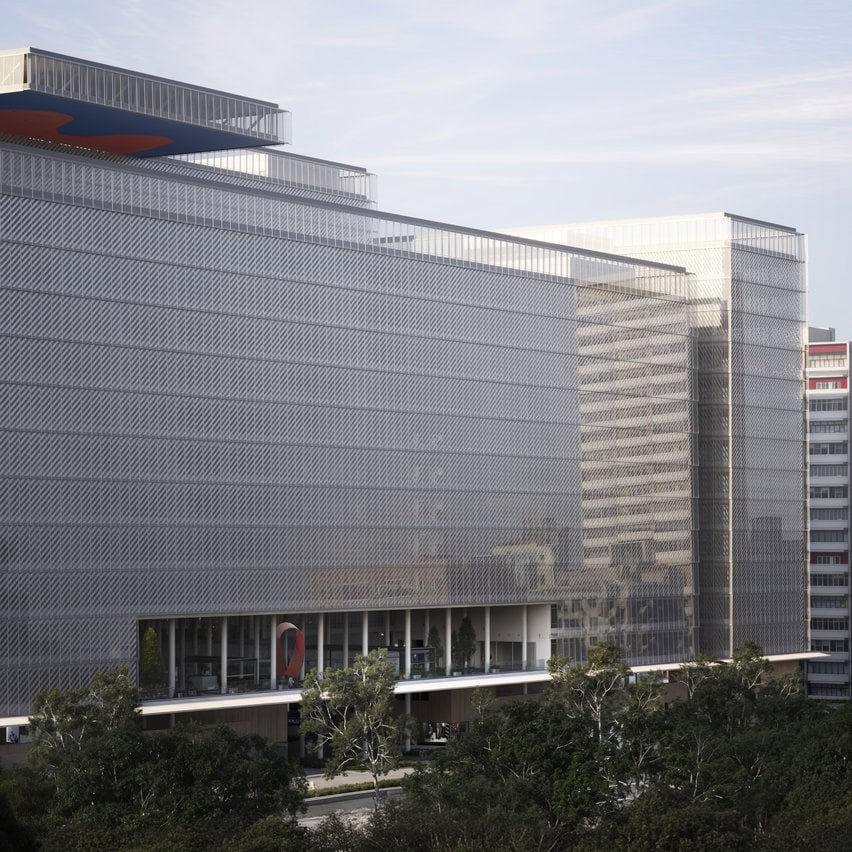 O terraço aberto voltado para a Praça Princesa Isabel forma um grande vão de pé-direito duplo na torre voltada para a praça. O terraço tem acesso ao público, e equipamentos de apoio como café/bistrô. Essa praça elevada é um grande respiro para o conjunto edificado, criando espaço público no plano do embasamento com vista à praça Princesa Isabel.