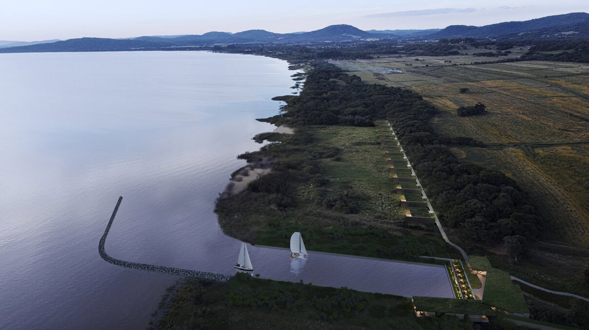 A Marina, que forma uma espécie de pequeno canal, é contornada por taludes arborizados e muros de pedras, e conta com áreas de mesas em níveis intermediários.