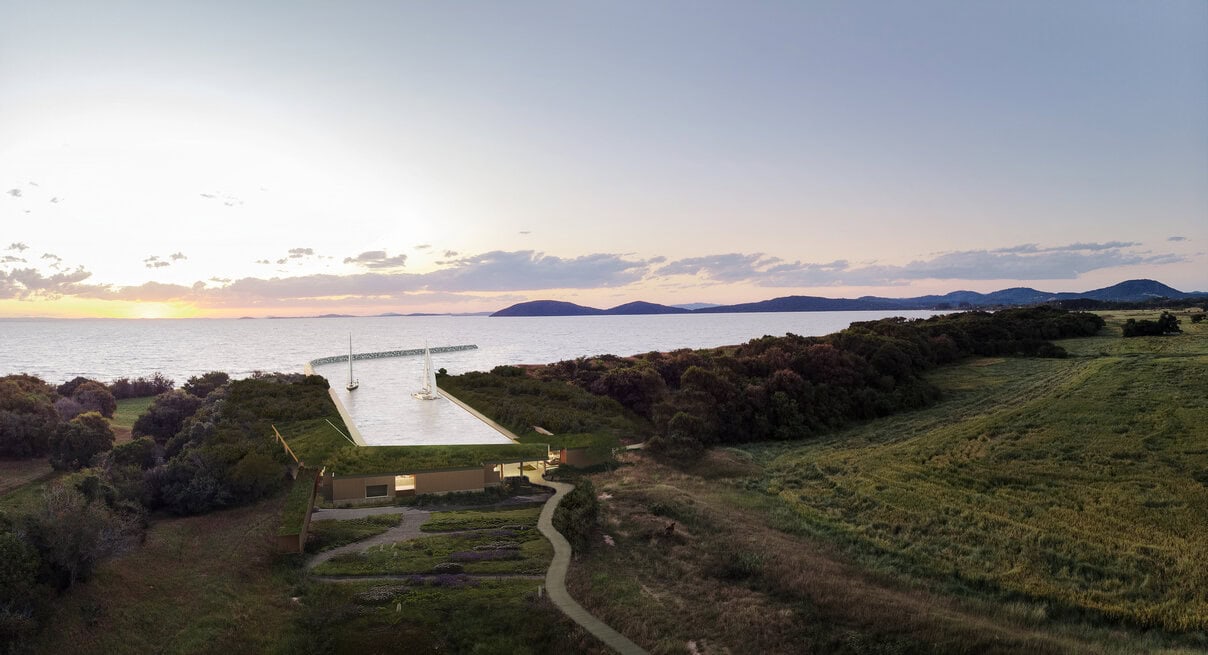 O acesso ao conjunto se dá por um grande deck sinuoso que acompanha a subida desde o estacionamento até as edificações e desemboca entre as edificações do restaurante e da recepção do hotel.