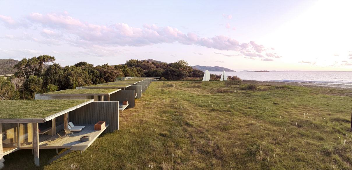 A partir da área da recepção, um longo deck elevado encaminha os hóspedes por entre uma grande massa vegetal às edificações das áreas de uso privativo e às cabanas