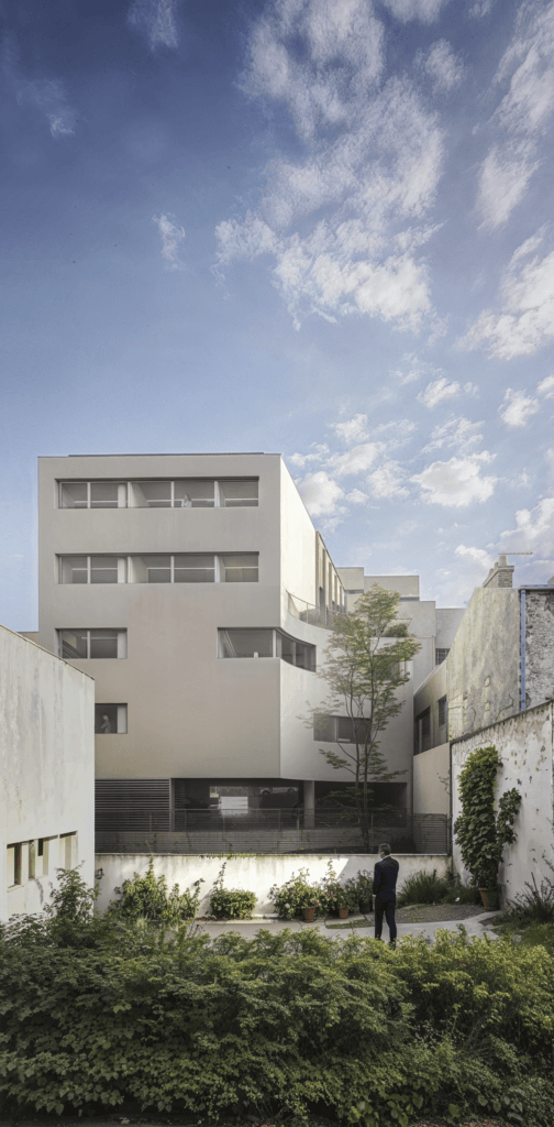 Fachada sudeste e a árvore mantida no terreno.